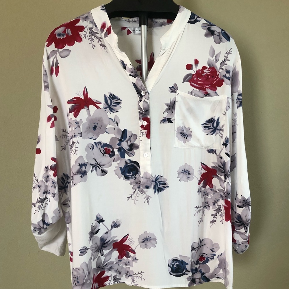 Womens Top, size XXL, beautiful floral pattern, could fit L